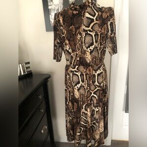 Beautiful short sleeve snakeskin print dress. Zipper in the back of the dress.